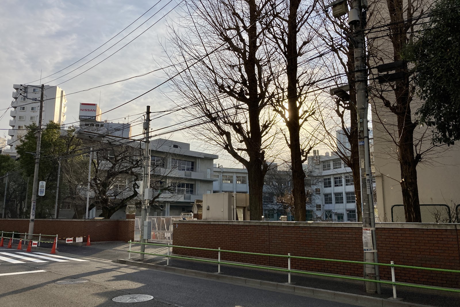 慶應義塾中等部 基準服はあるが普段服自由・校則最小限の自由な校風