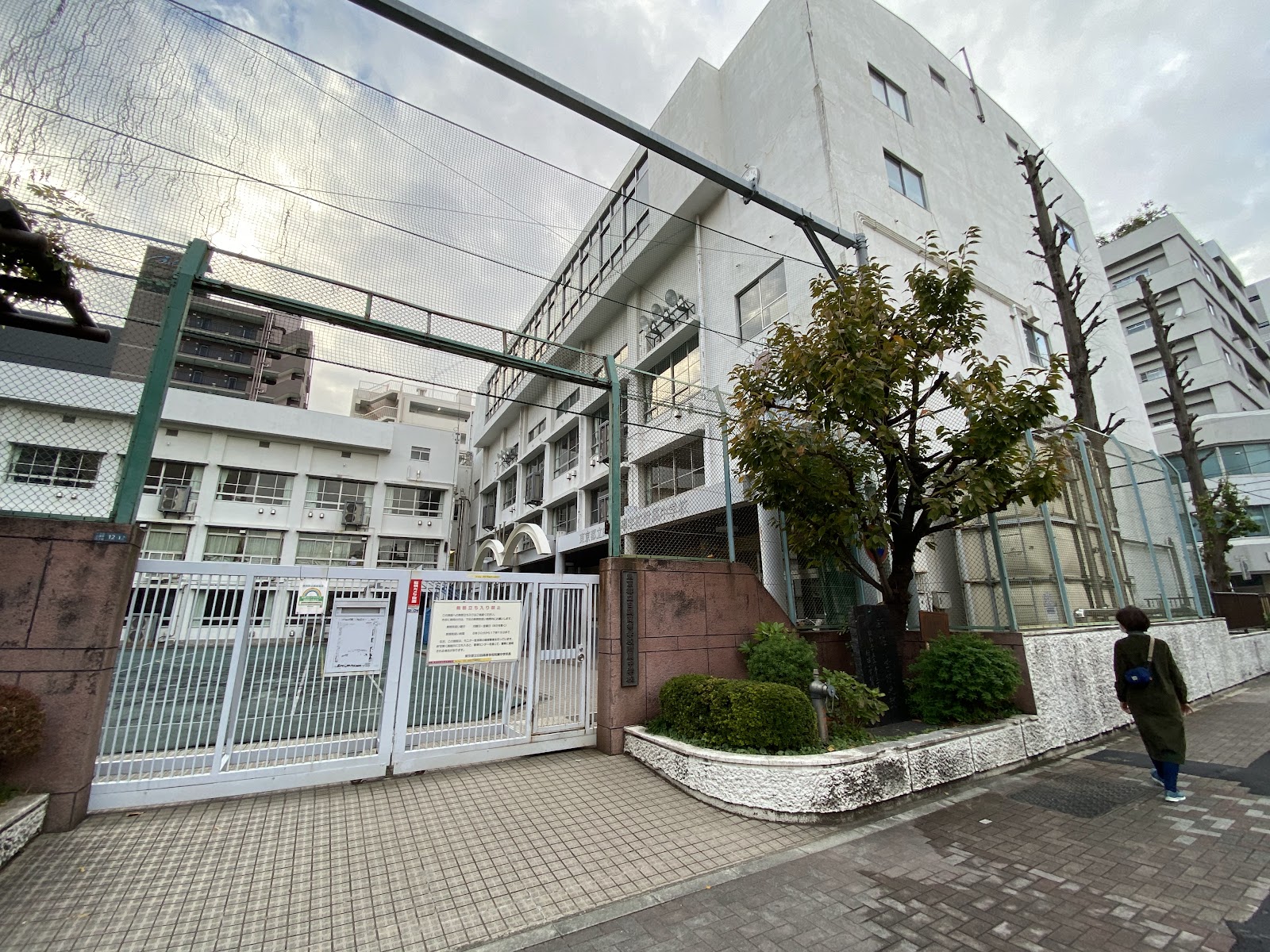 東京都立白鷗高等学校附属中学校の校舎・キャンパス写真