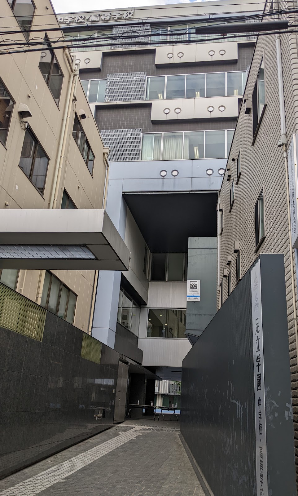 足立学園中学校の校内・教育環境