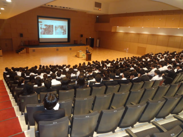 穎明館中学校の校内・教育環境