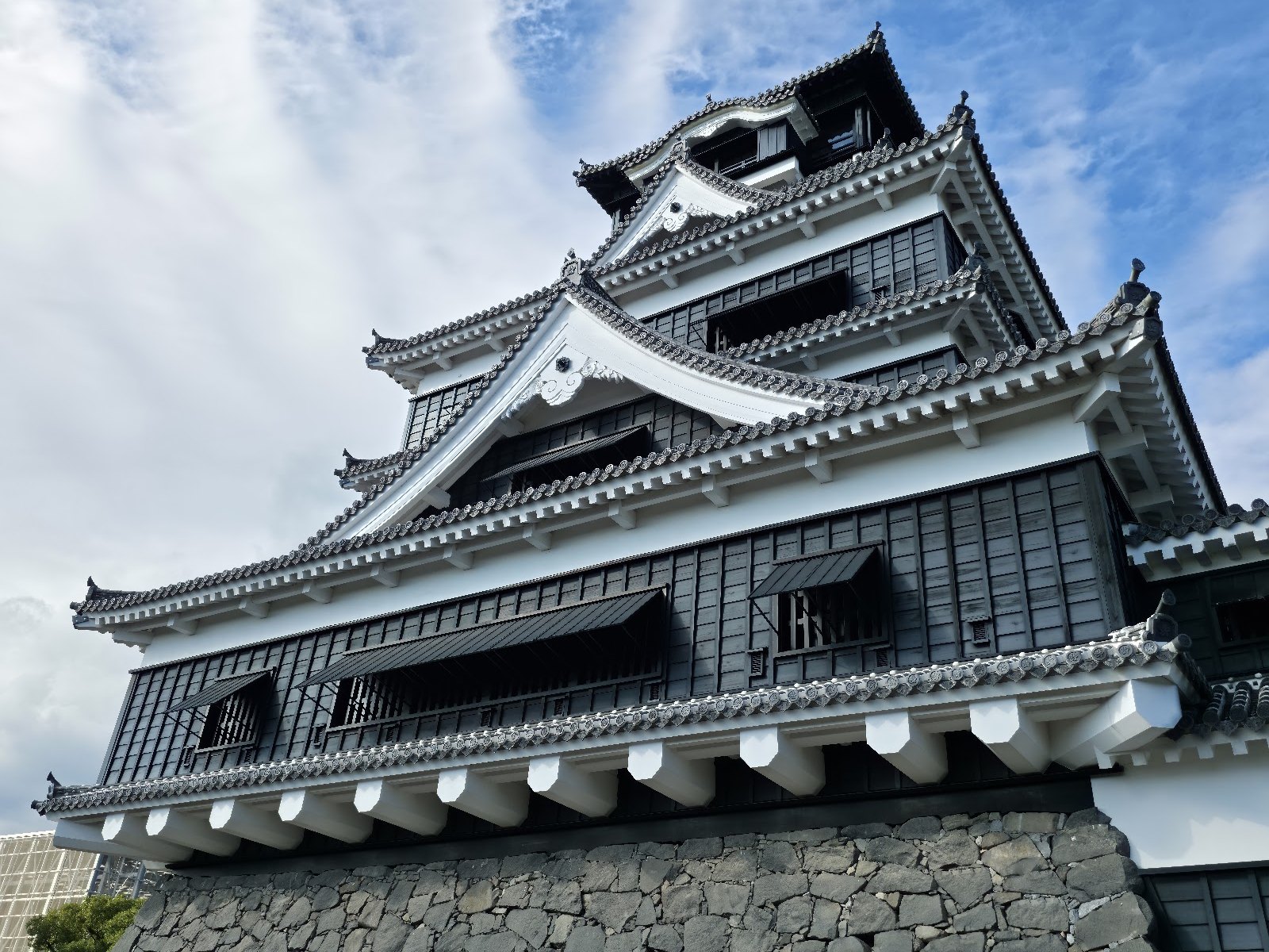たくさんの人の力でなおされた熊本城の天守閣