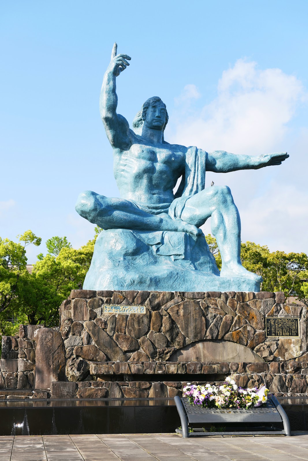 長崎市の平和公園にある平和祈念像