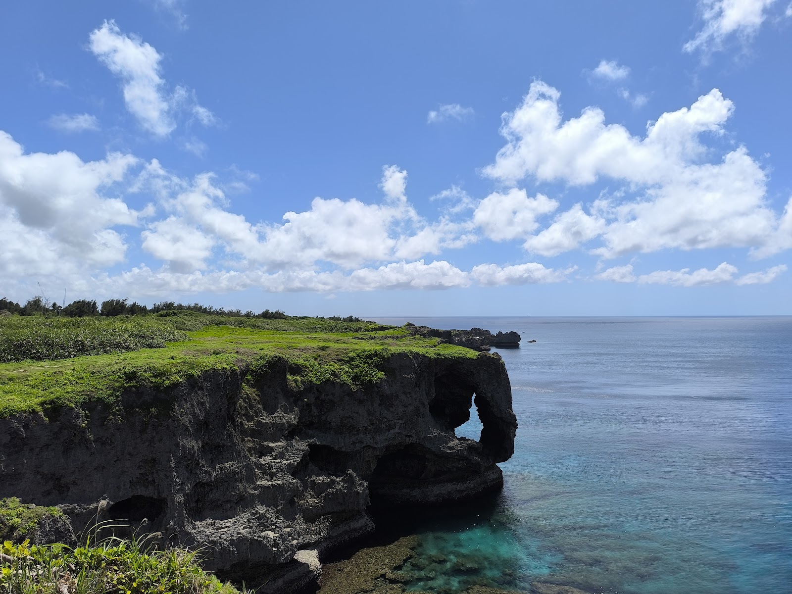 台風18号が接近した沖縄本島の海と空